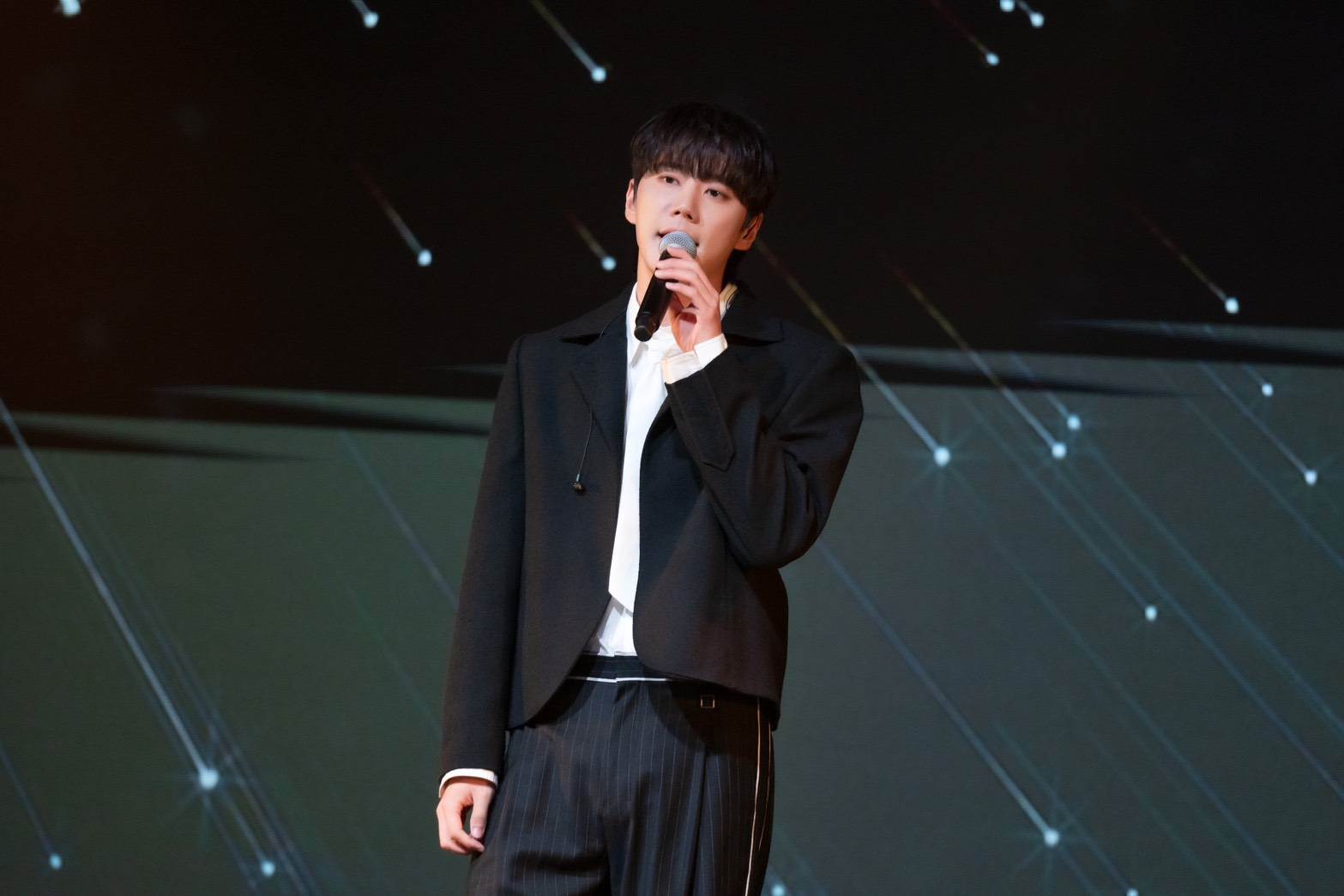 李濬榮被粉絲要求「罵她」,連忙搖頭說:「我<a href='https://star.ebc.net.tw/search/keyword?value=父母' target='_blank'>父母</a>今天有來啦。」(圖/SHOWOFFICE提供)