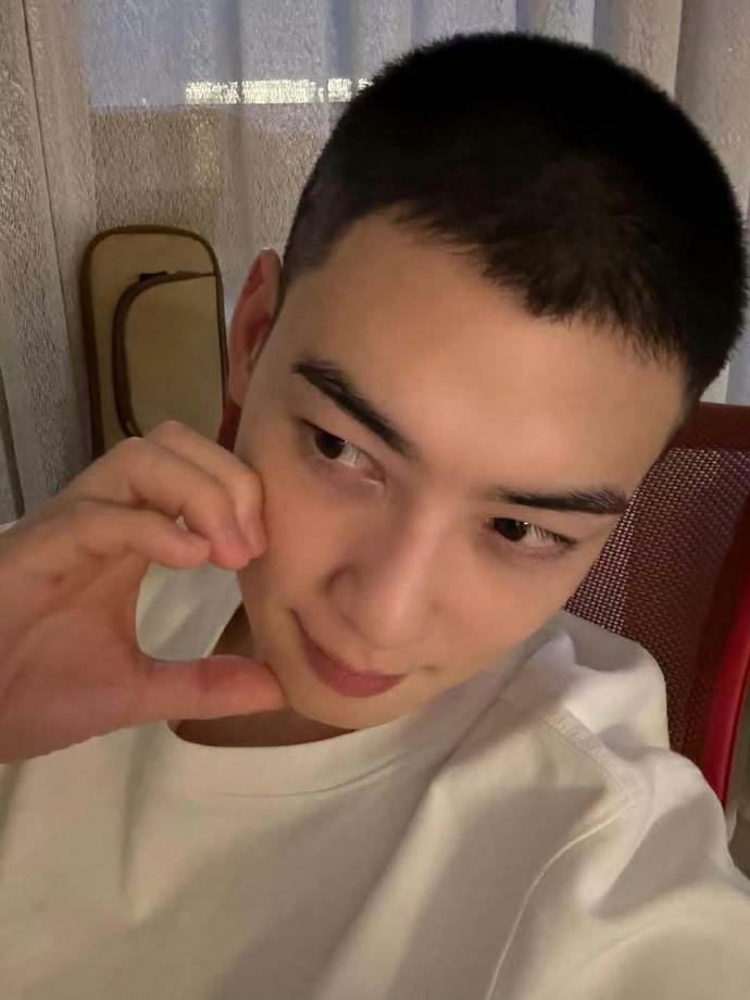 男團ASTRO成員車銀優為了當兵理平頭。(圖/翻攝自車銀優 IG)