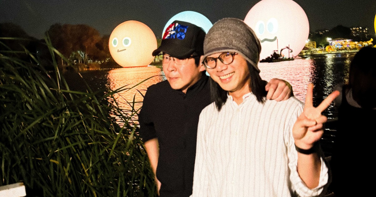 五月天冠佑瑪莎日前也抽空踩點朝陽公園的裝置藝術。(圖/相信音樂提供)