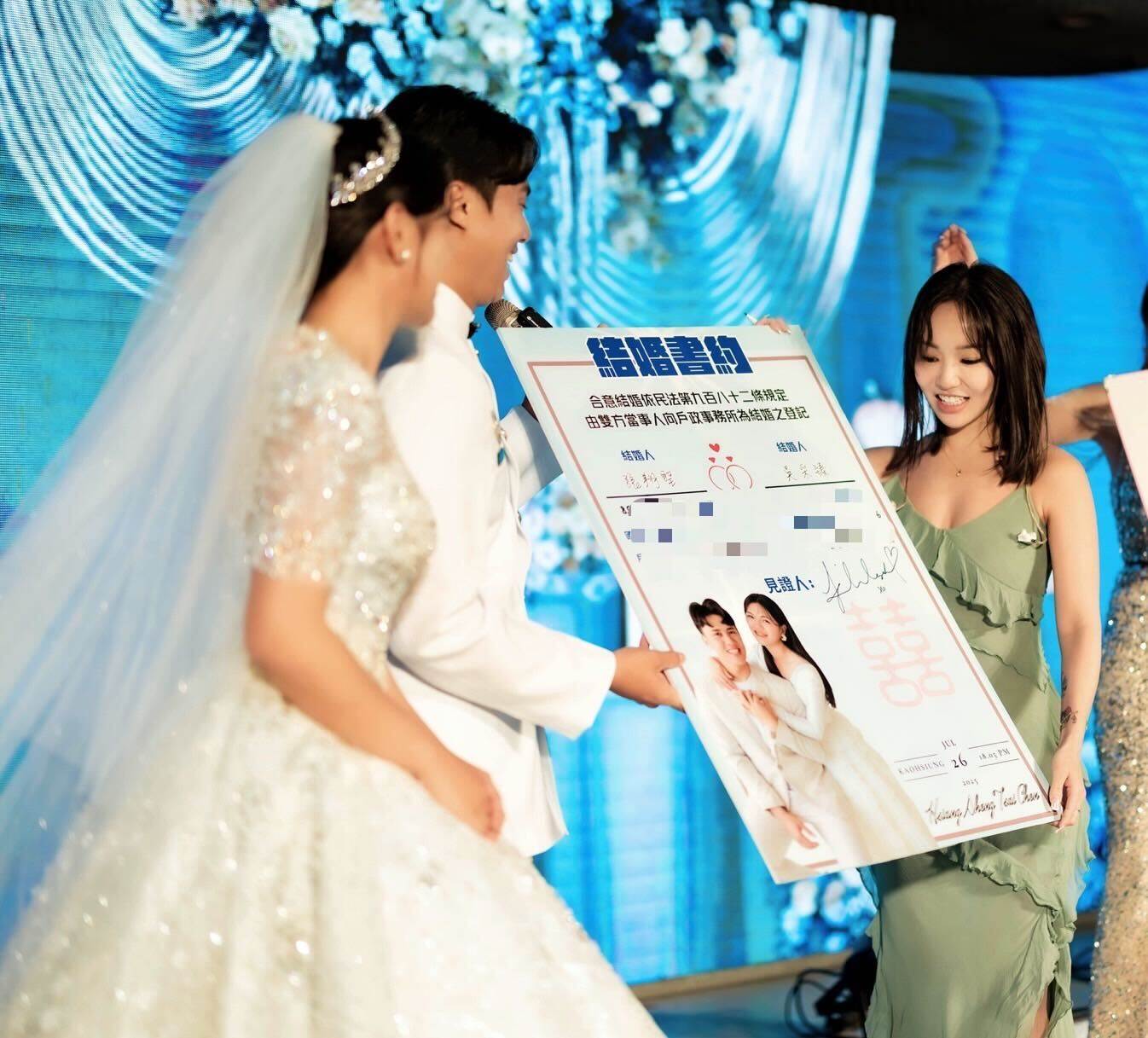 歌手Kimberley陳芳語擔任粉絲的證婚人。(圖/陶山音樂提供)