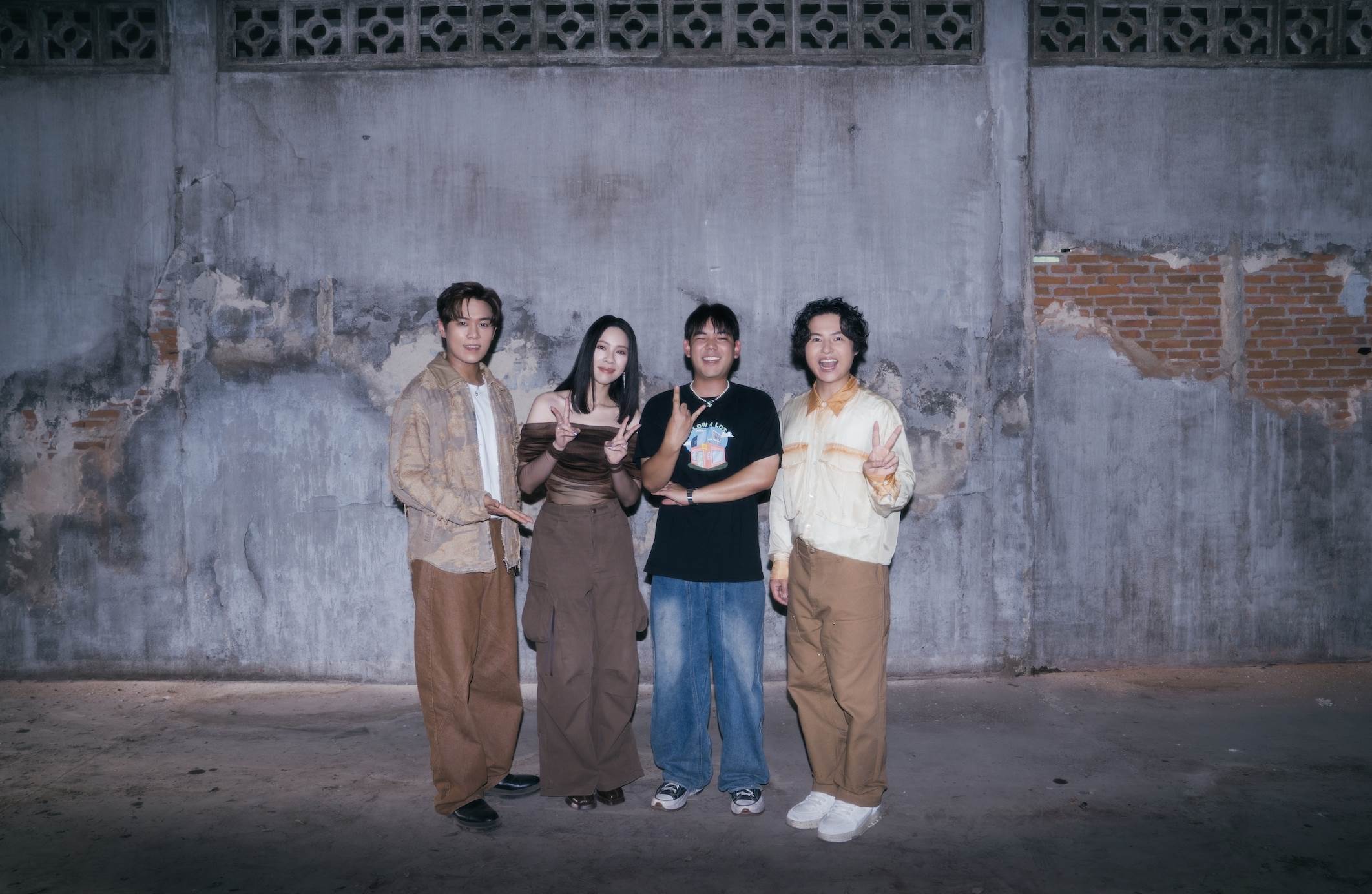 告五人邀來泰國炙手可熱新銳導演 GANG T.TASS(右2)操刀〈有太多不能講〉MV。(圖/相信音樂提供)