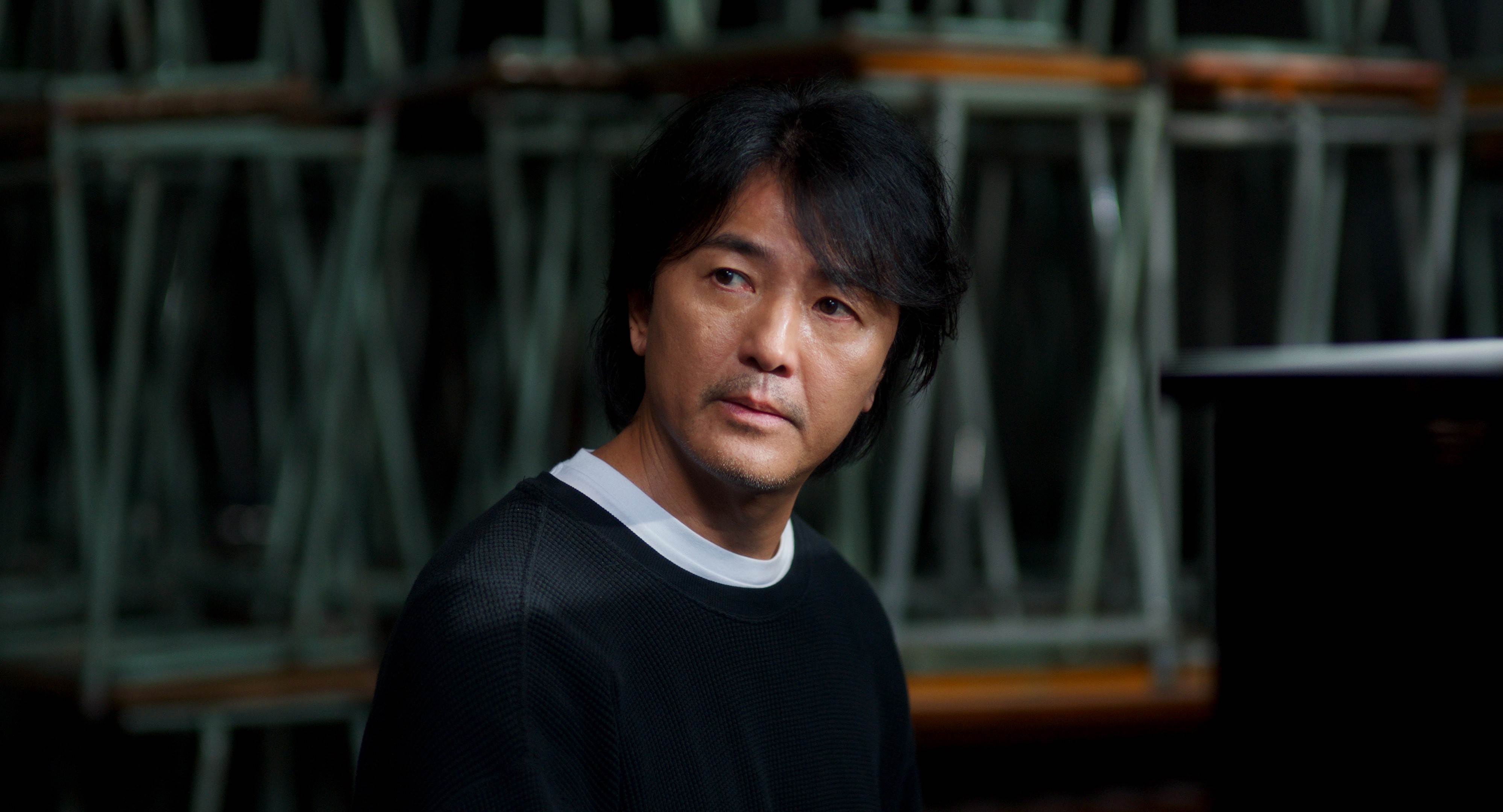 香港奇幻愛情電影《久別重逢》「古惑仔」男神鄭伊健飾演成年蘇昇華。（圖／華映娛樂提供）