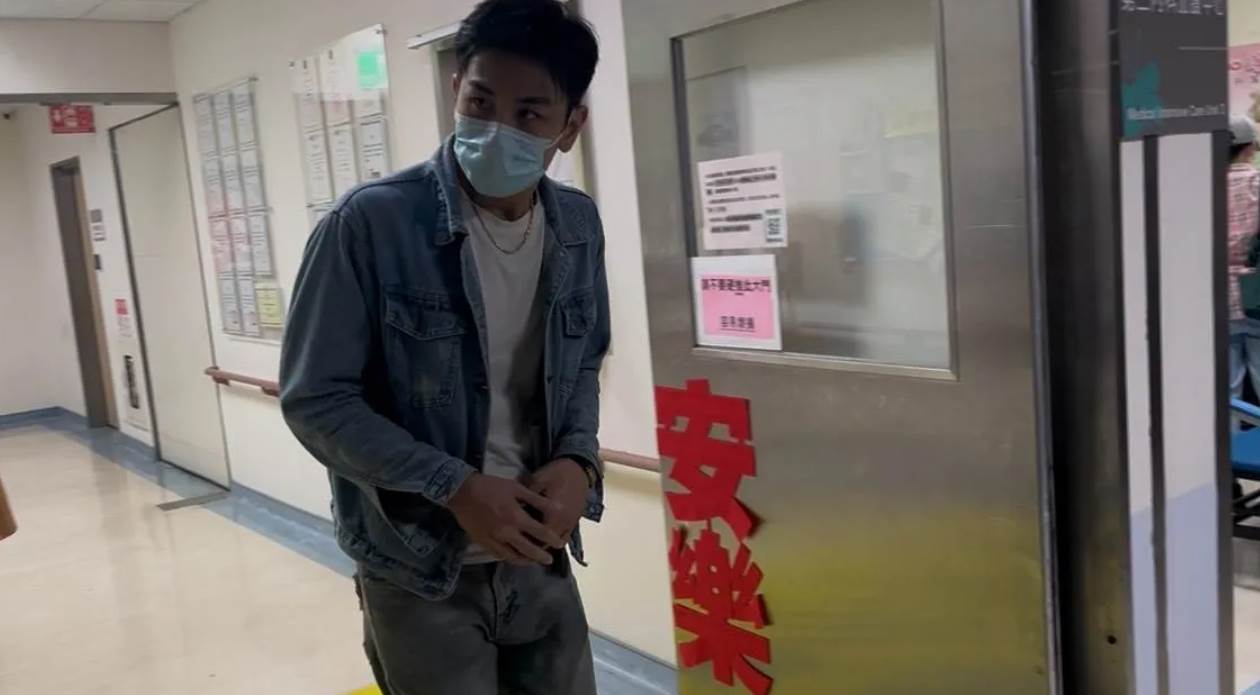 沈玉琳助理稍早從加護病房走出。(圖/記者沈芳宇 攝影)