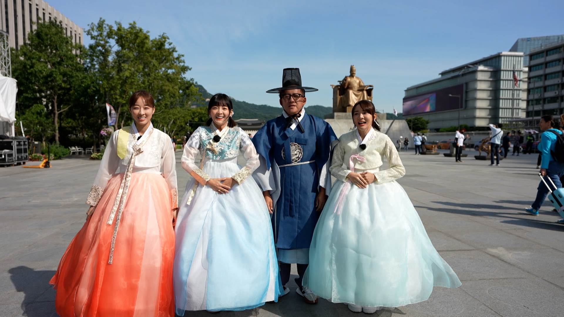 夏語心、籃籃、詹姆士、林莎在韓國首爾穿韓服。(圖/公視台語台提供)