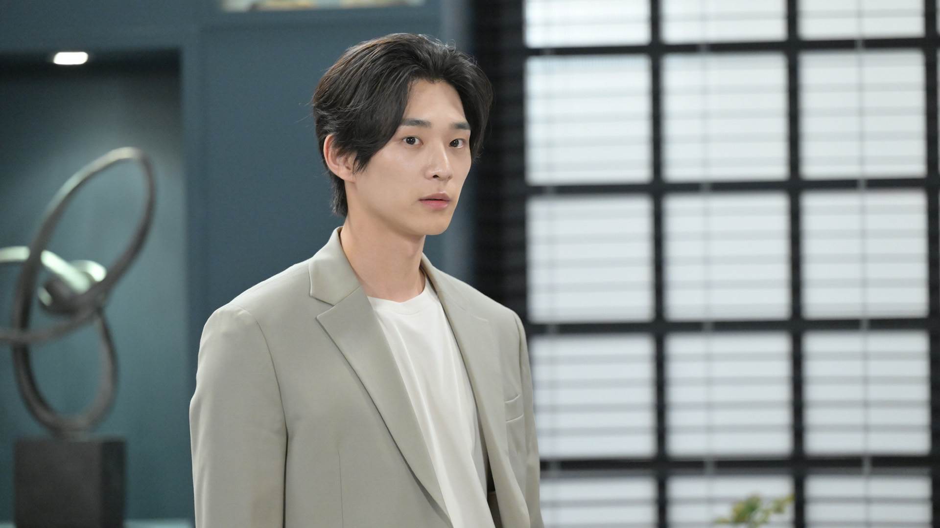 <a href='https://star.ebc.net.tw/search/keyword?value=李道謙' target='_blank'>李道謙</a>在《冤家變親家》所飾演的好萊塢新銳導演「姜善宇」。（圖／中天娛樂台提供）