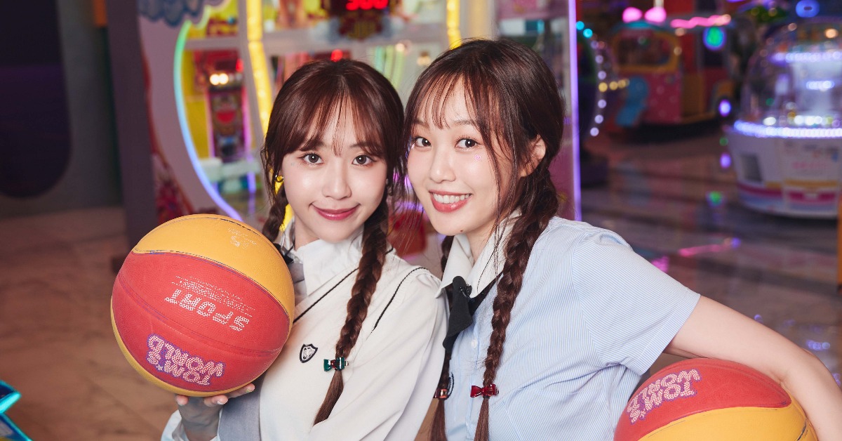 聖恩(左)和ANGIE安吉化身Babay Girl。(圖/索尼音樂提供)