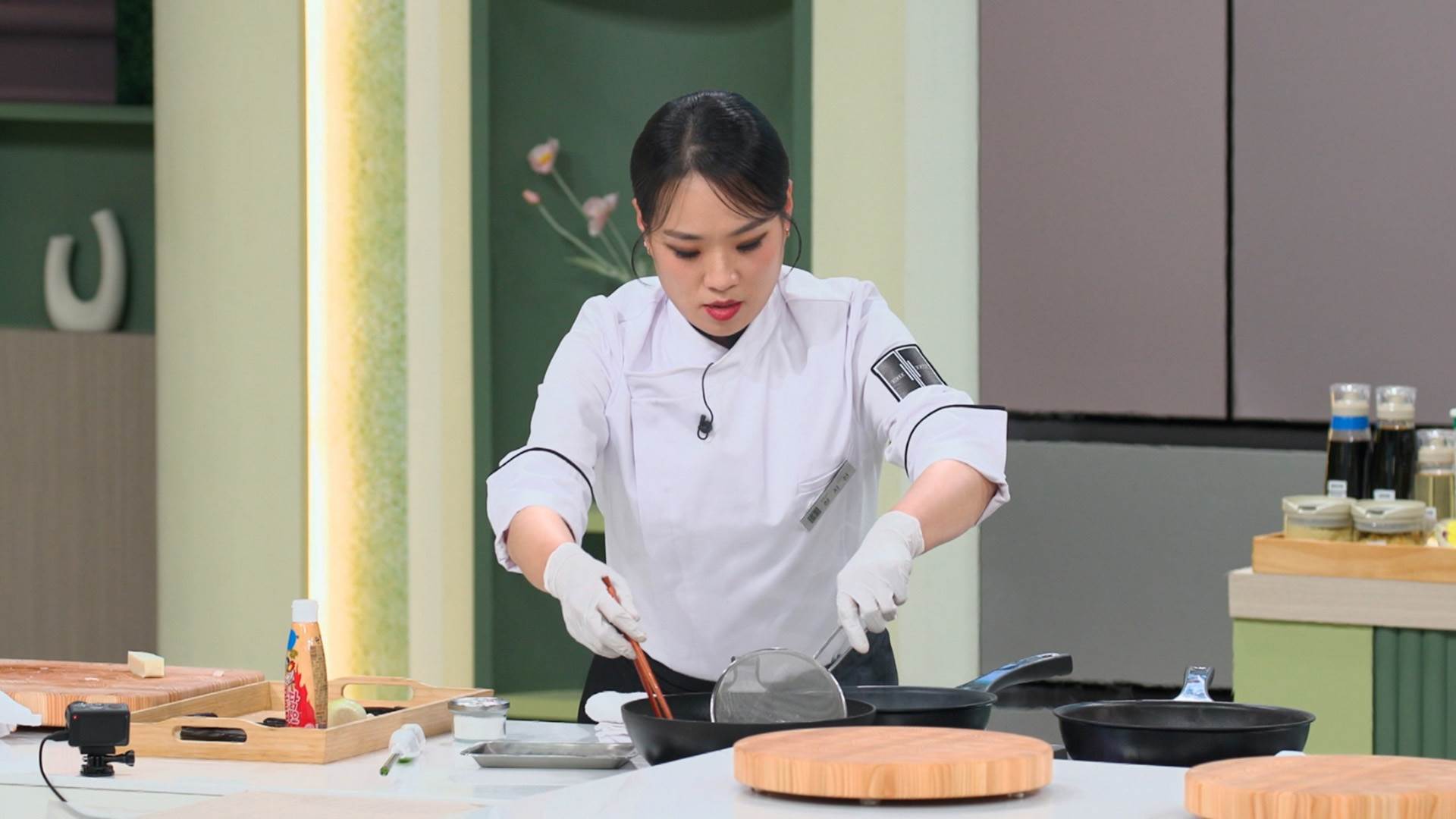 鄭智善被封為中華料理女帝。(圖/中天綜合台提供)