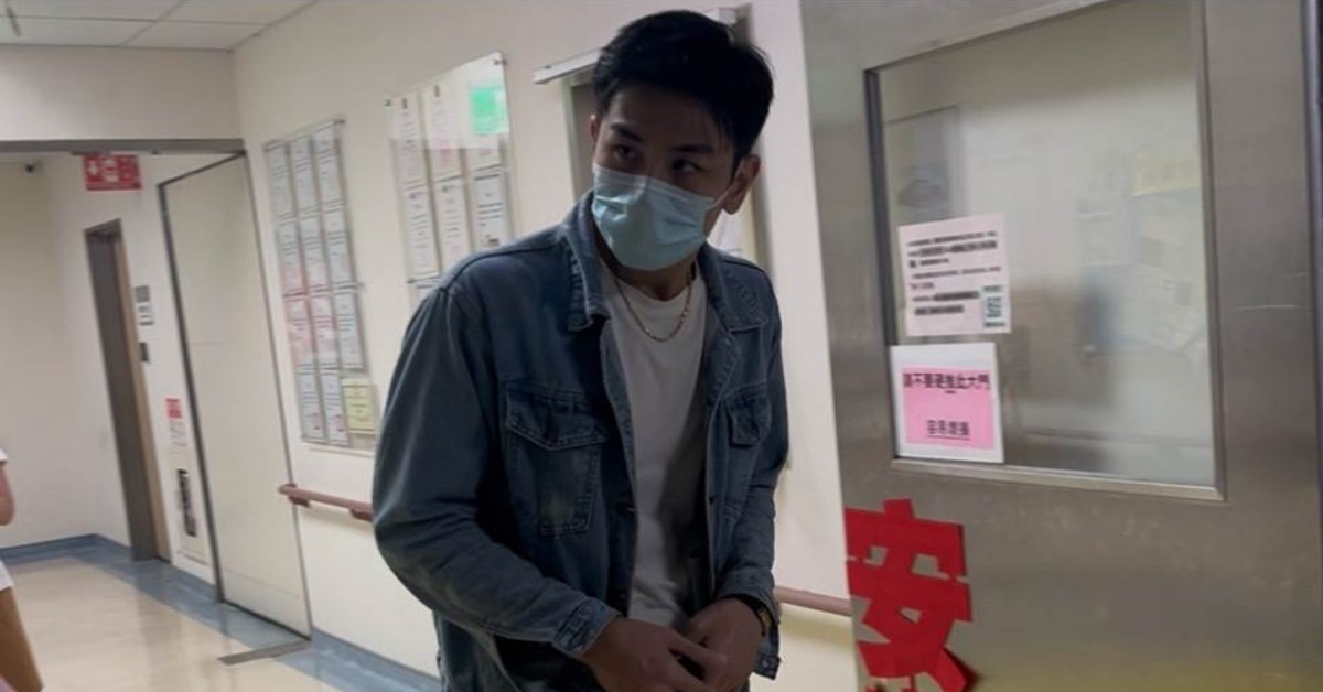 沈玉琳助理現身醫院意外爆紅！口罩擋不住帥氣外型 網紛紛求出道