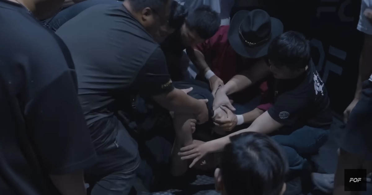 孫健豪(曾用名:孫安佐)在《拳願之星》第二季一開始就和其他選手扭打在地。(圖/翻攝自YouTube)