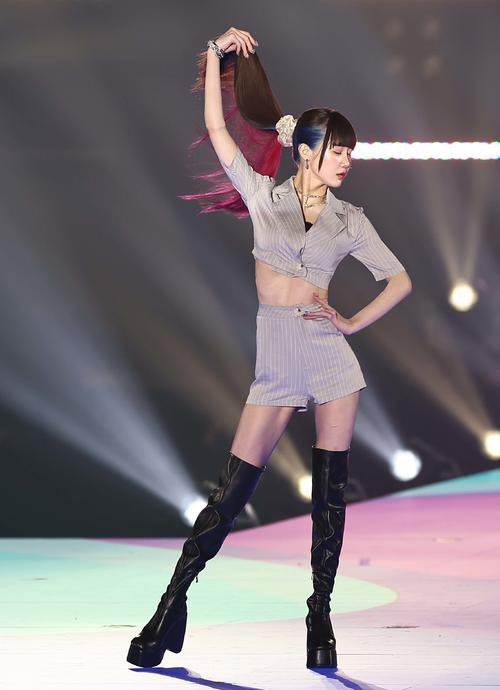 日本網紅Yurinya(ゆりにゃ)腰圍僅有50.7公分讓她擁有許多粉絲。(圖/翻攝自Yurinya X)