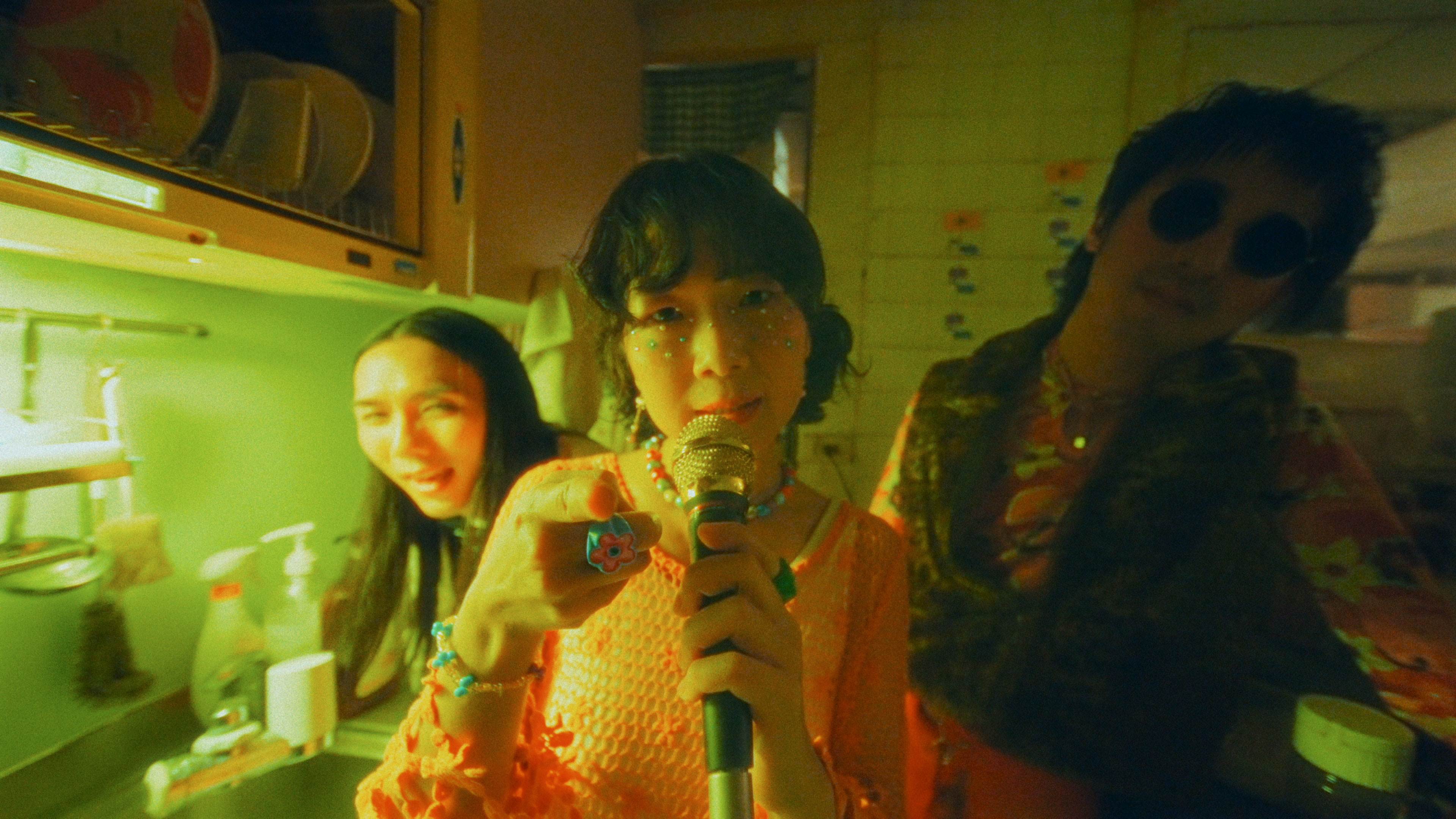 台語<a href='https://star.ebc.net.tw/search/keyword?value=金曲樂團' target='_blank'>金曲樂團</a>百合花〈怪味〉MV還出了不少「怪招」,包含主唱林奕碩美貌扮相清潔隊員,不但戴起斗笠,連袖套都神還原。(圖/自來有限公司提供)