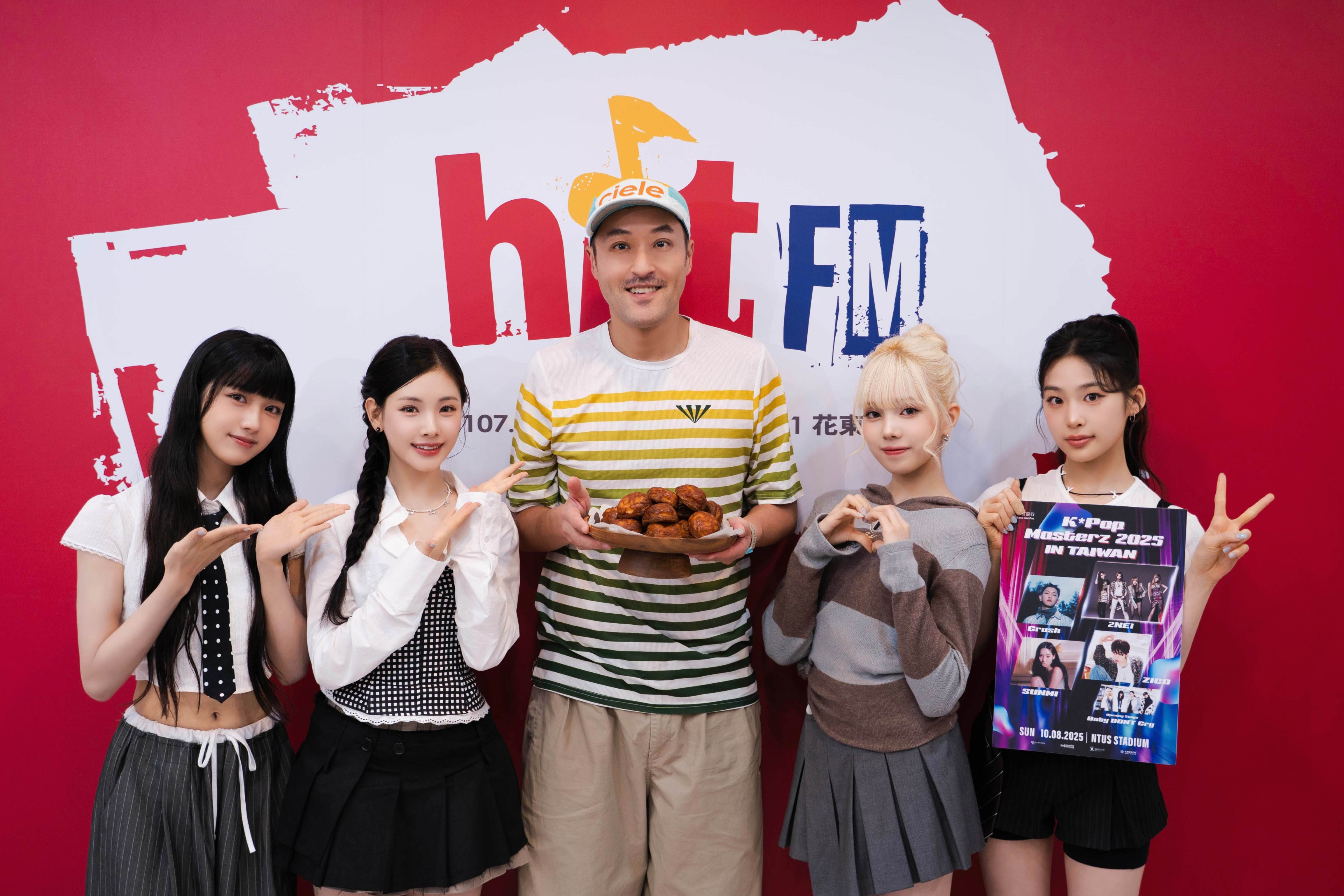 大勢新星女團Baby DONT Cry成員（左起）Kumi、Yihyun、Mia、Beni，登上Hit Fm聯播網「耐玩DJ」Bryan節目。（圖／Hit Fm聯播網提供）