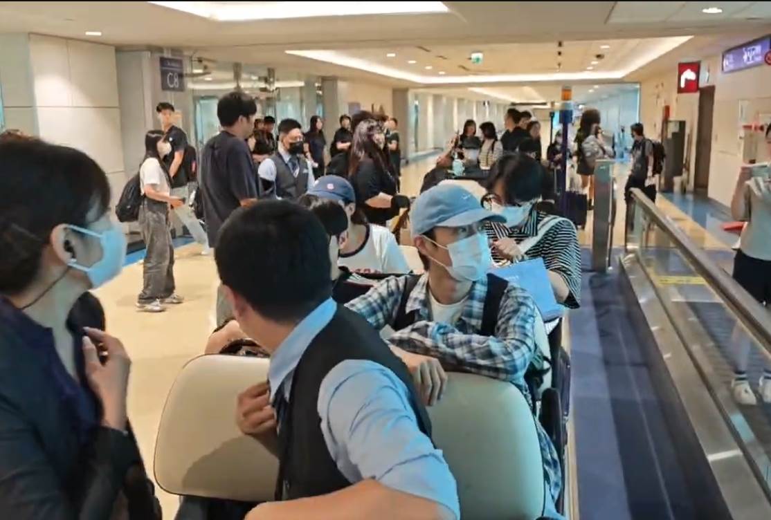男團HIGHLIGHT在11:50左右<a href='https://star.ebc.net.tw/search/keyword?value=抵台' target='_blank'>抵台</a>,面對在關內迎接的<a href='https://star.ebc.net.tw/search/keyword?value=粉絲' target='_blank'>粉絲</a>和媒體,都大方回應。(圖/東森娛樂)