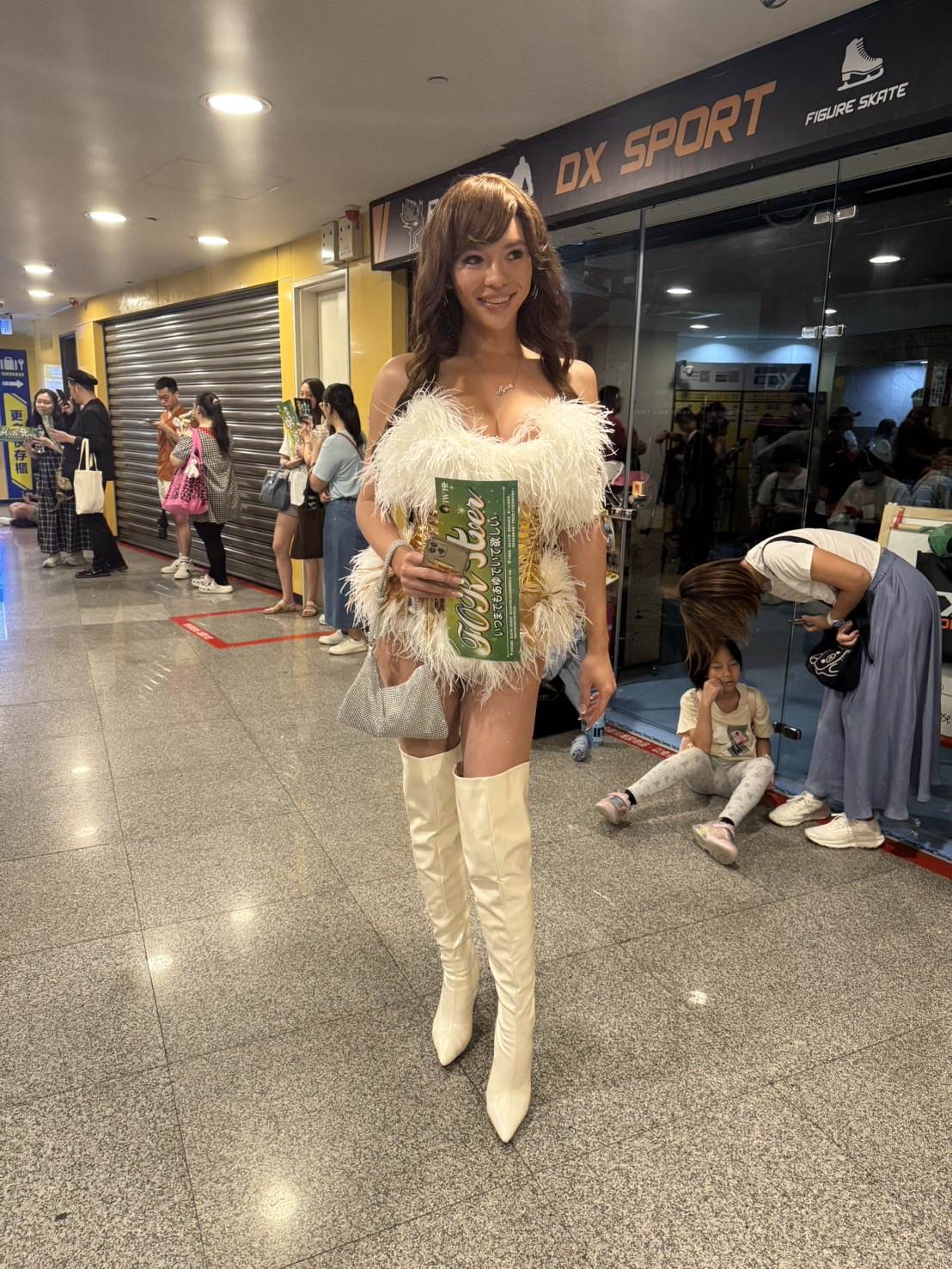 跨性別者ning為了濱崎步,特別從澳洲回台,並訂製了5位數戰袍和天后致敬。(圖/記者楊雅芸攝)