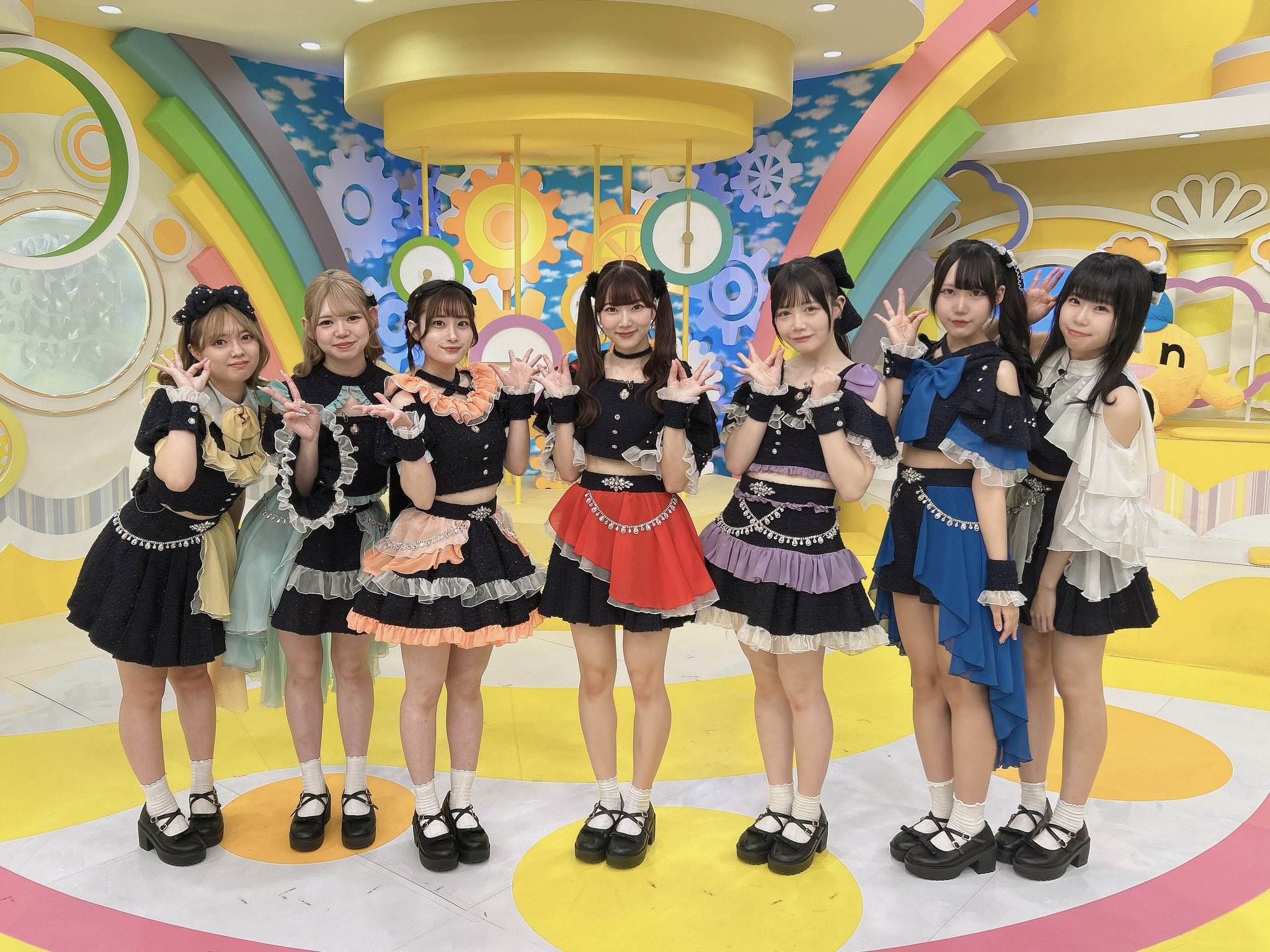 麥野紬(麥野つむぎ)的個人照都被刪除,僅剩團體7人合照還保留。(圖/翻攝自X)
