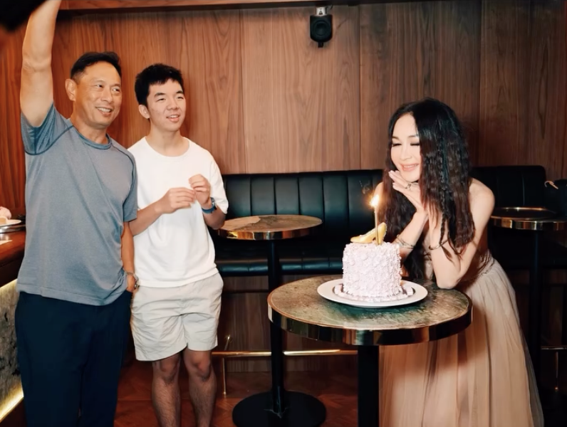 溫碧霞歡慶59歲生日。(圖/翻攝自溫碧霞Instagram)