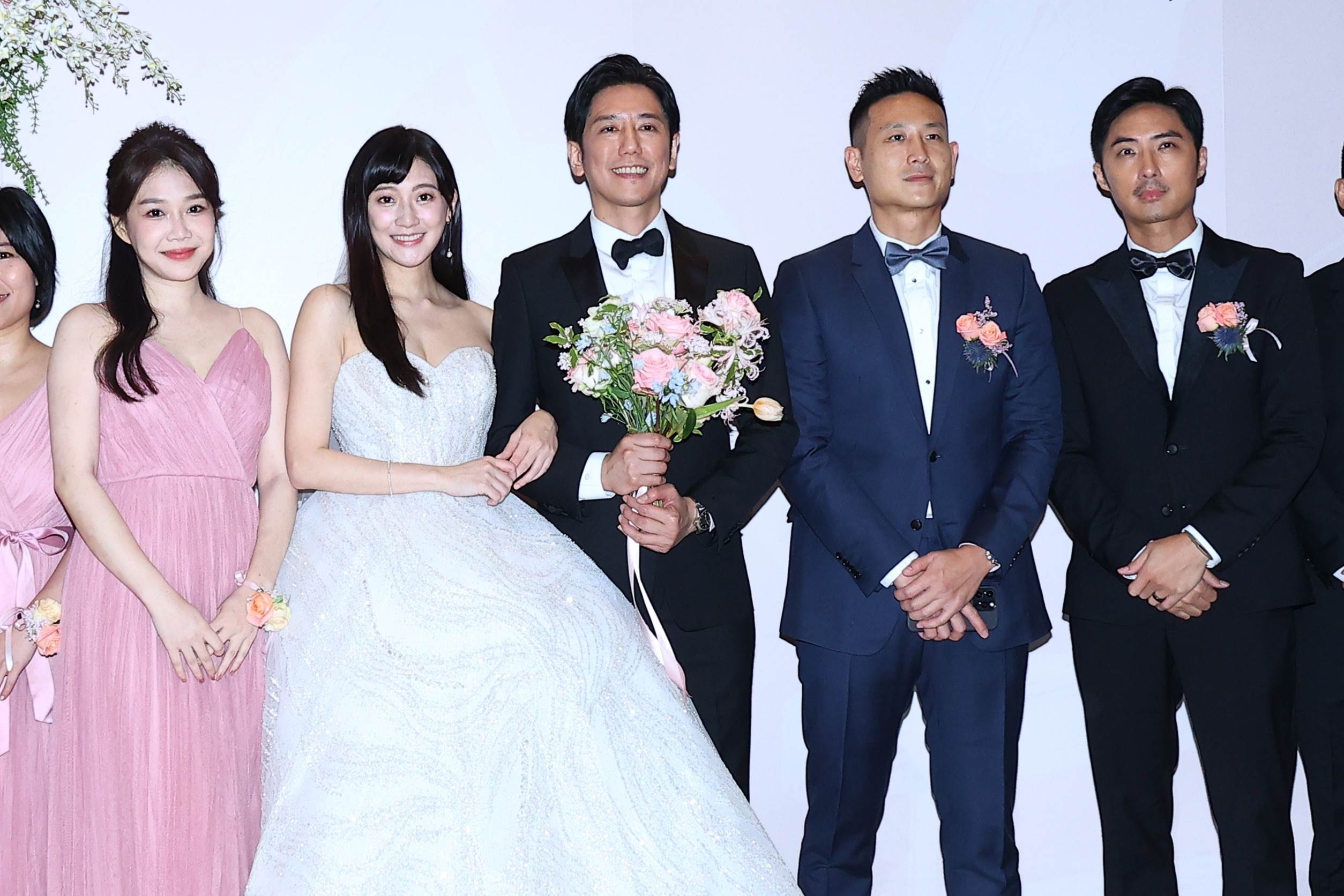 李佳豫(左1)與李運慶(右1)擔任林逸欣與Tony的伴郎伴娘。