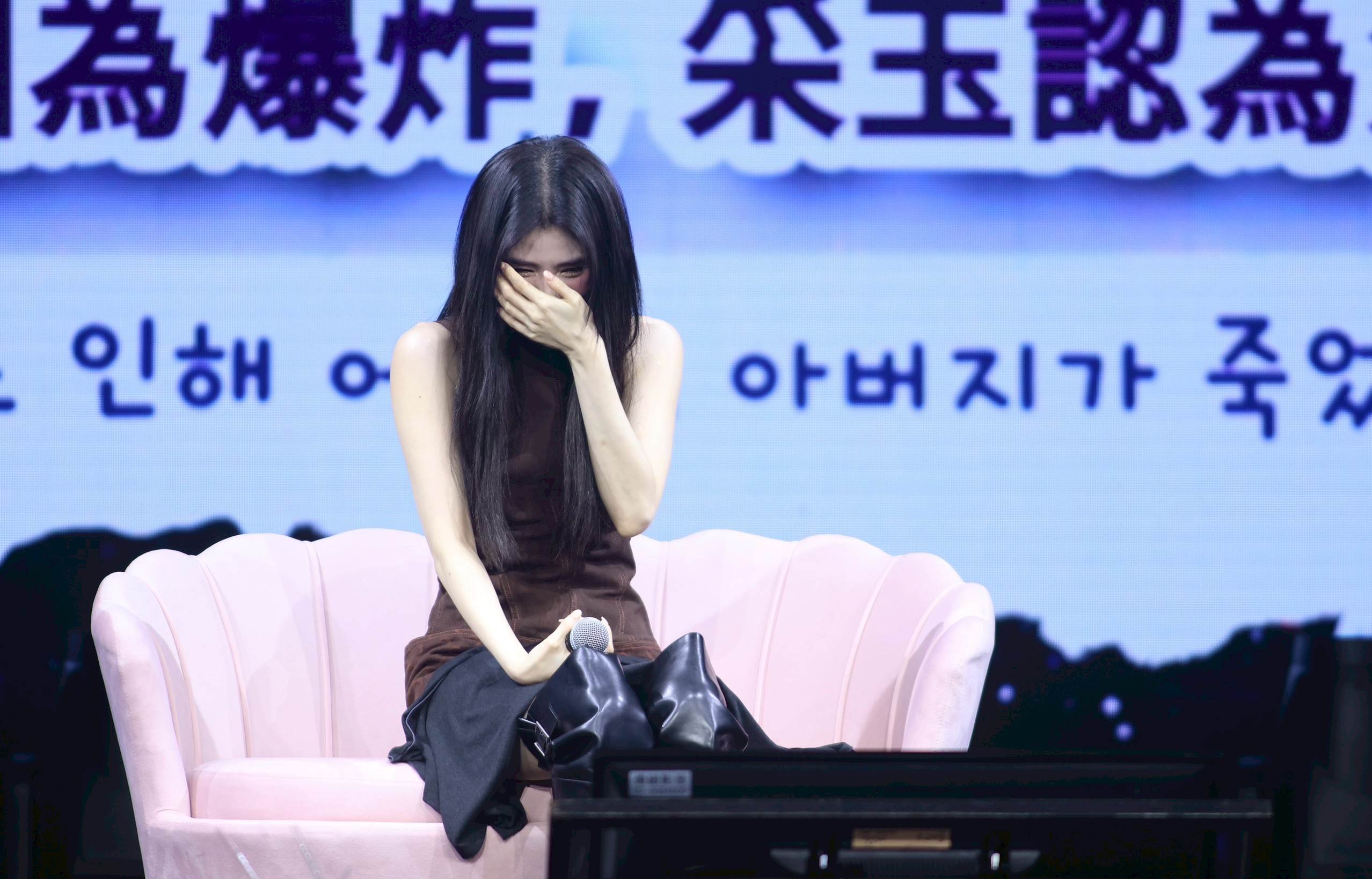 南韓女星韓韶禧粉絲見面會過程中不小心自己用麥克風打到下巴，全場粉絲又心疼又好笑。（圖／東森娛樂）