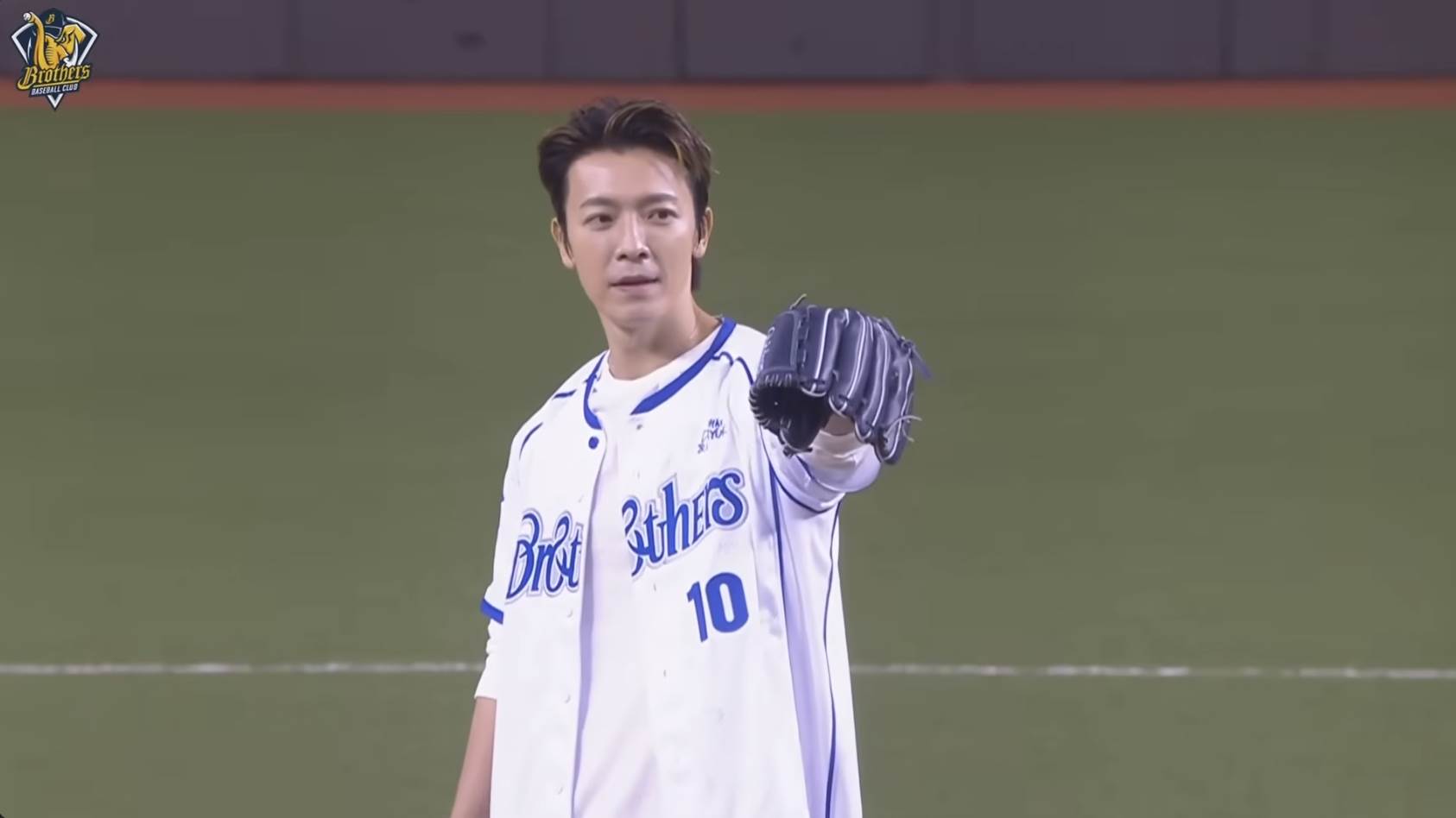 男團SUPER JUNIOR-D&E成員東海和銀赫開球現場打起來,王威晨還一把把銀赫抱走。(圖/翻攝自CTBC Brothers 中信兄弟官方頻道YouTube)