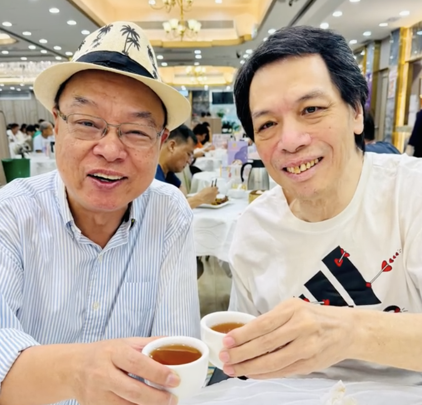 香港導演<a href='https://star.ebc.net.tw/search/keyword?value=李力持' target='_blank'>李力持</a>與李健仁相約喝茶。(圖/翻攝自李力持微博)