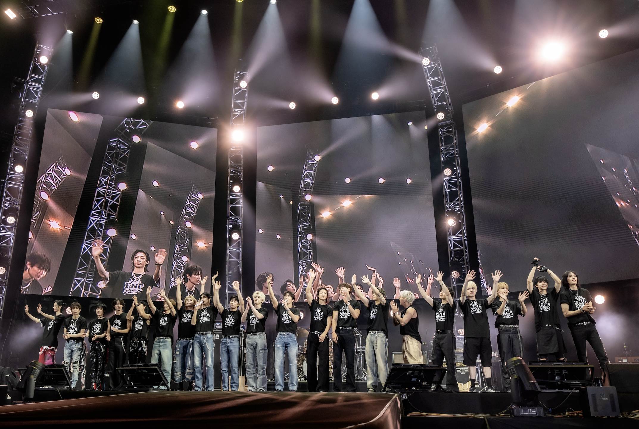 《2025 FNC BAND KINGDOM in KAOHSIUNG》活動尾聲更安排了萬眾矚目的五團主唱聯合舞台。(圖/SHOWOFFICE提供)