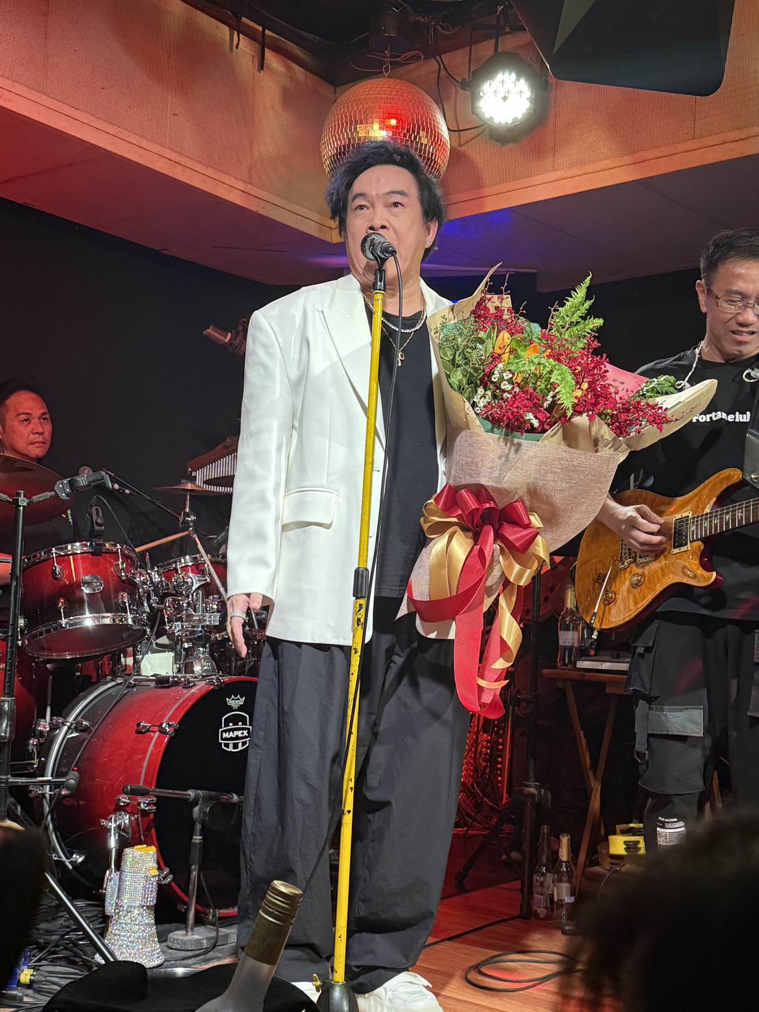 康康點名吳申梅上台合唱。(圖/吳申梅提供)