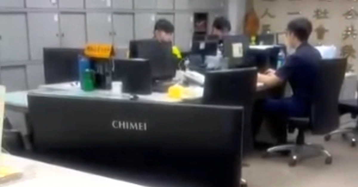 侯沁潔發文指控遭20多名員警圍毆,被打斷牙齒,但員警強調,當天派出所裡頭只有6人。(圖/翻攝自侯沁潔臉書)