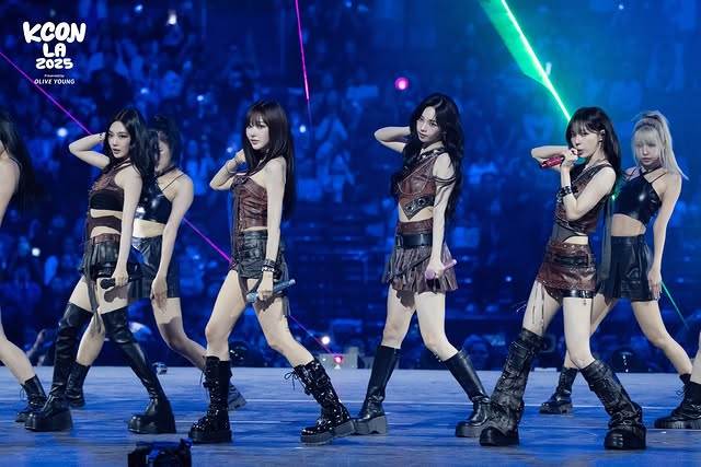 韓國女團aespa參加《KCON LA 2025》,最後Karina(右二)卻<a href='https://star.ebc.net.tw/search/keyword?value=缺席' target='_blank'>缺席</a>道別環節。(圖/翻攝自kconofficial IG)