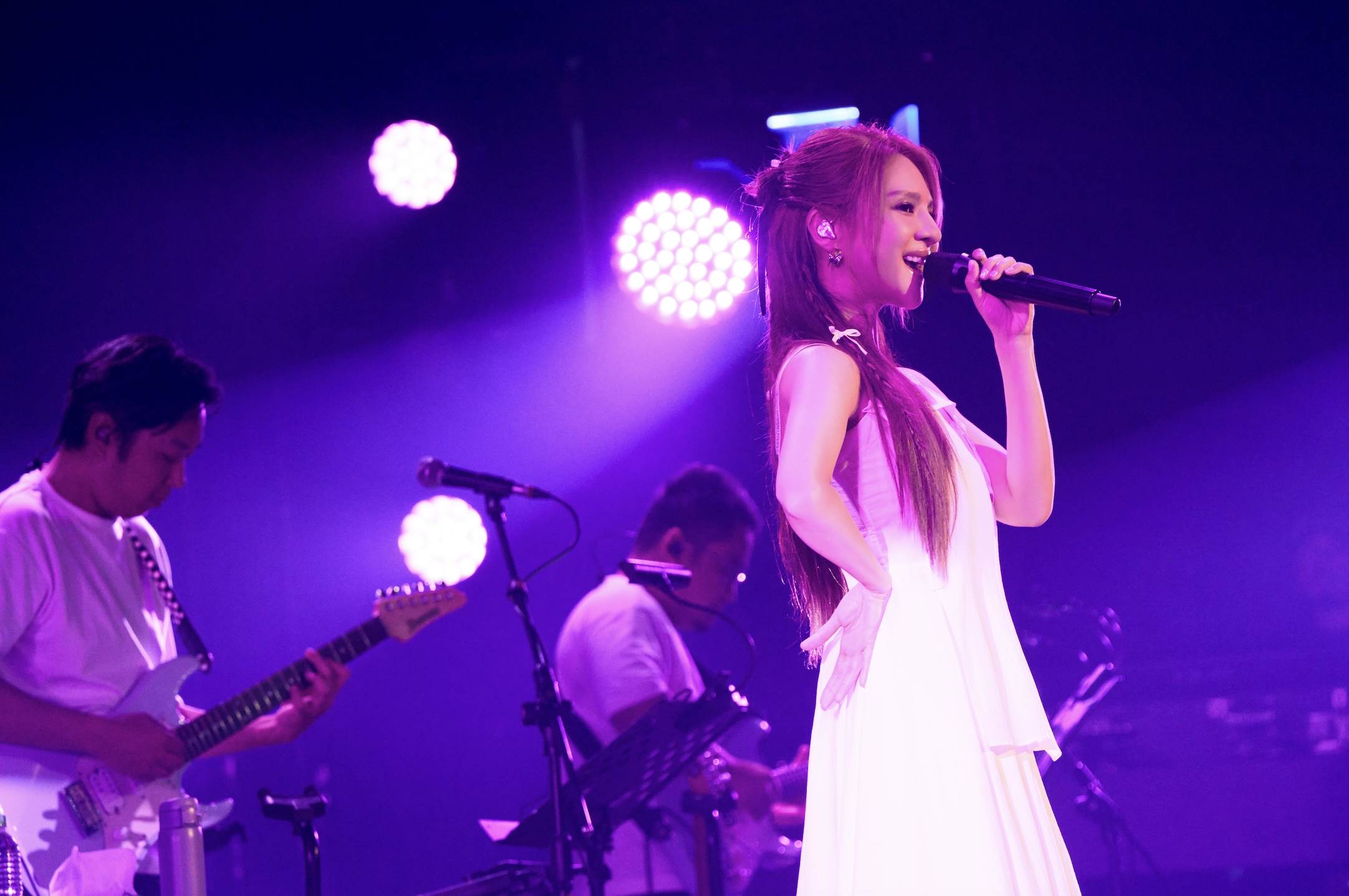 郭靜「KTV歌單」互動橋段曲被<a href='https://star.ebc.net.tw/search/keyword?value=搶麥' target='_blank'>搶麥</a>,聽歌迷演唱<a href='https://star.ebc.net.tw/search/keyword?value=王心凌' target='_blank'>王心凌</a>的〈感情用事〉。(圖/寬宏藝術提供)
