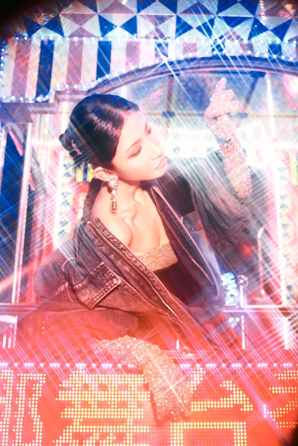 李千娜率先推出台灣CityPop樂團始祖WHYNOT的唯一專輯同名神曲〈無法度按捺〉。(圖／環球音樂提供)