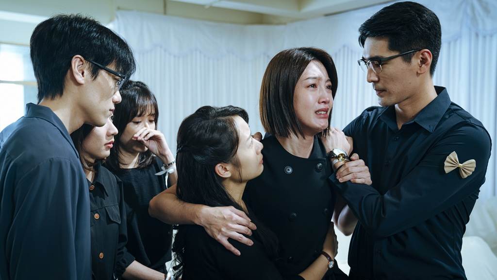 大愛劇《我們六個》秋伶(黃薇渟飾)(右2)看著達生(<a href='https://star.ebc.net.tw/search/keyword?value=馬志翔' target='_blank'>馬志翔</a>飾)照片痛哭。(圖/大愛提供)