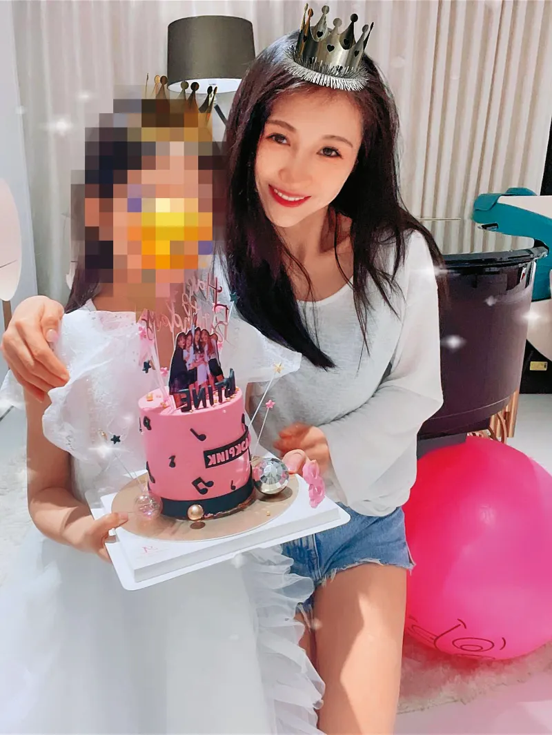 為了給老婆芽芽(右)與女兒(左)過好日子,沈玉琳拚了命賺錢。(圖/翻攝自幸福沈芽芽&沈妍妍粉絲團)