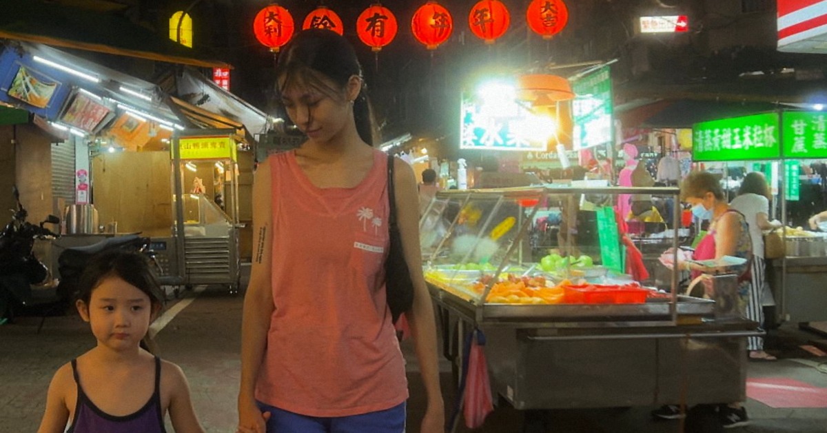 《左撇子女孩》故事全片在台北的知名夜市拍攝,兩位新生代演員葉子綺(左)與馬士媛表現相當亮眼。(圖/光年映畫)