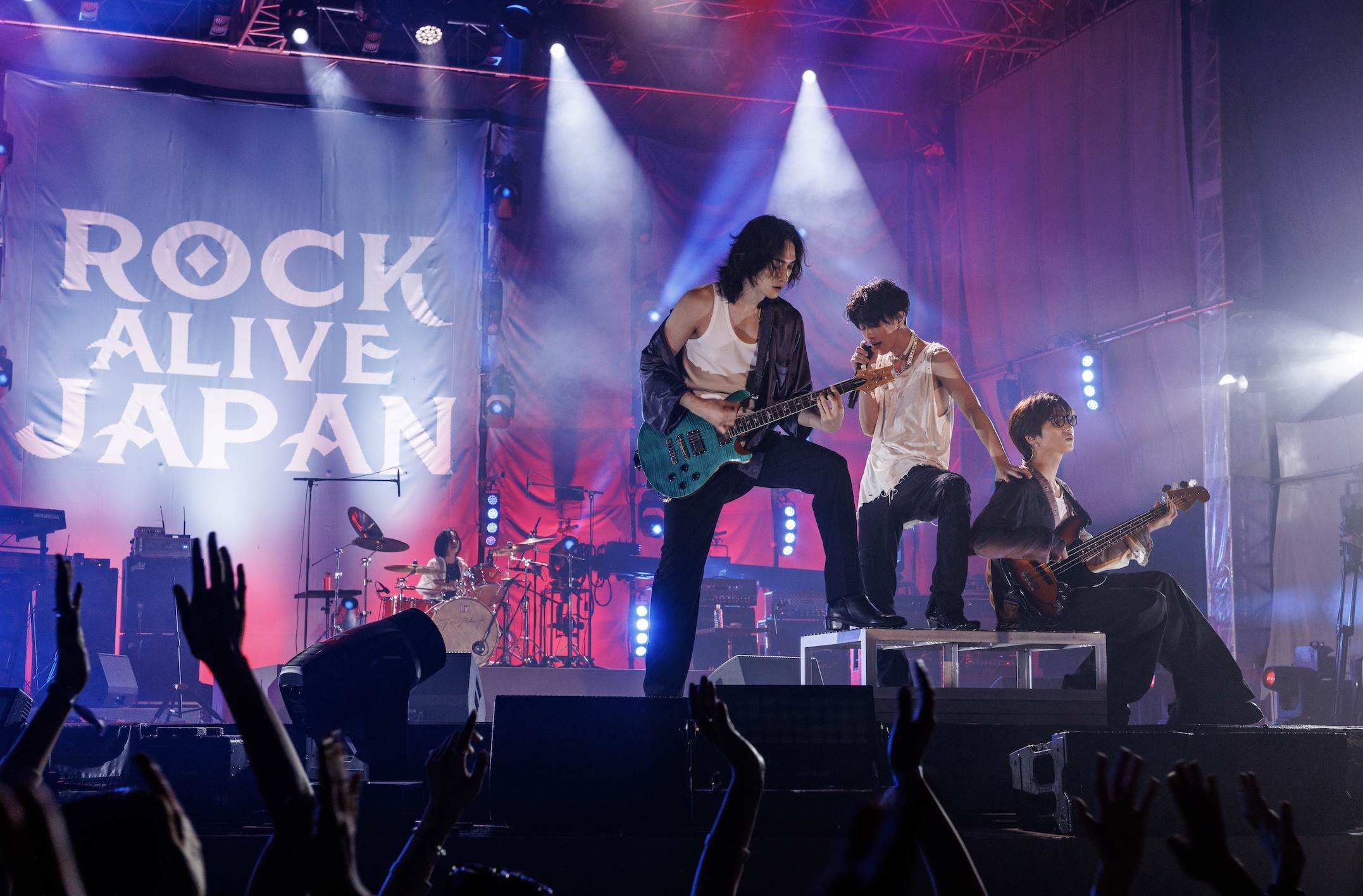 音樂劇集《玻璃之心(Glass Heart)》最後為呈現Live演出場景,動員超過5000名臨演。(圖/Netflix提供)