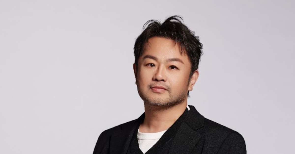 「歌壇最資深新人」Owen蘇震洋圓夢推出個人首張專輯《不晚》。（圖／綵星娛樂提供）