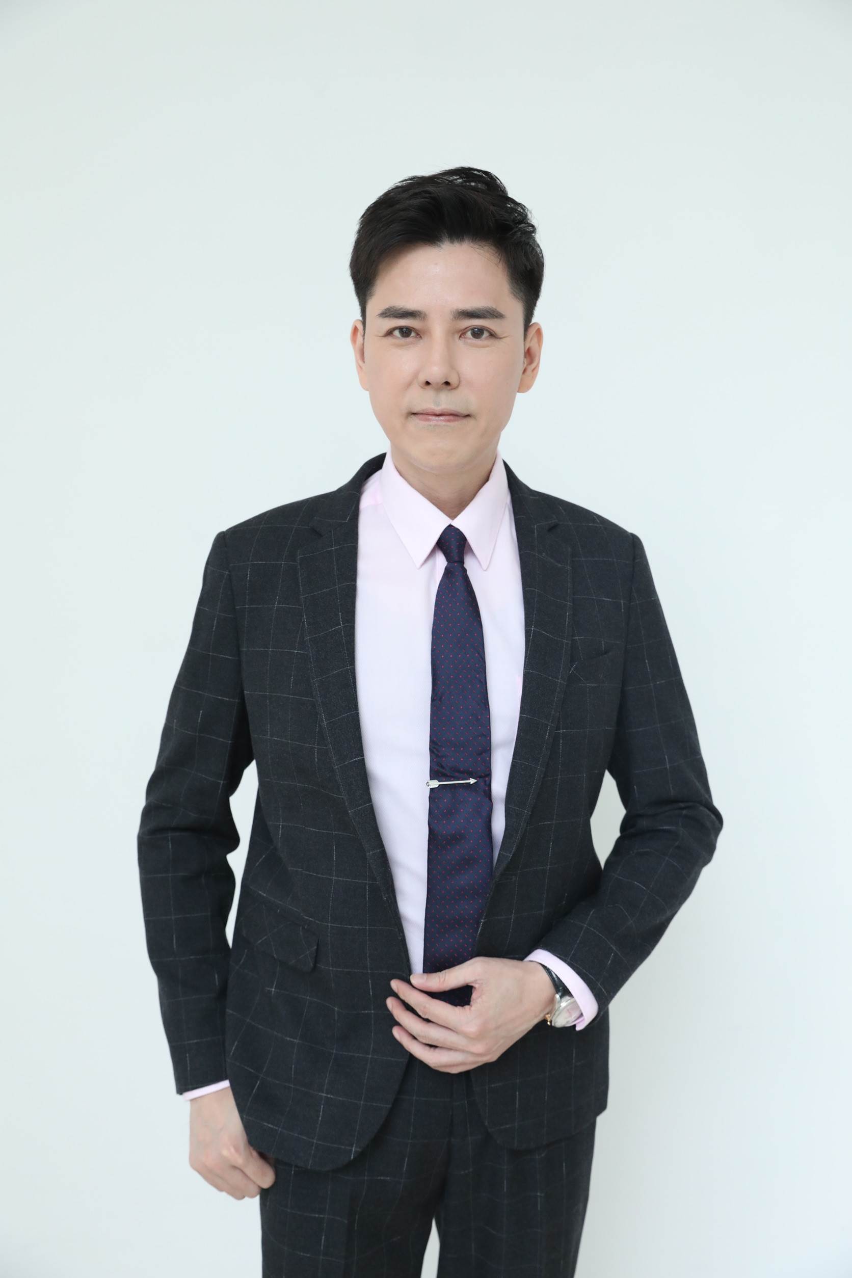 丁力騏飾演的律師李誠耀登場,出場排場盛大。(圖/民視提供)