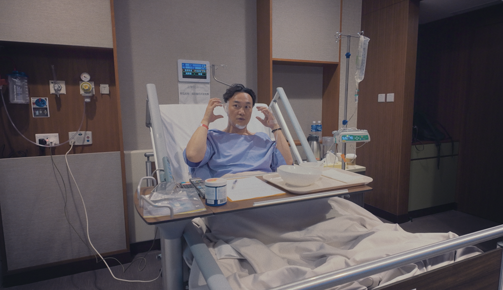 陳奕迅躺病床照曝光,讓粉絲心疼不已。(圖/廿一克有限公司提供)