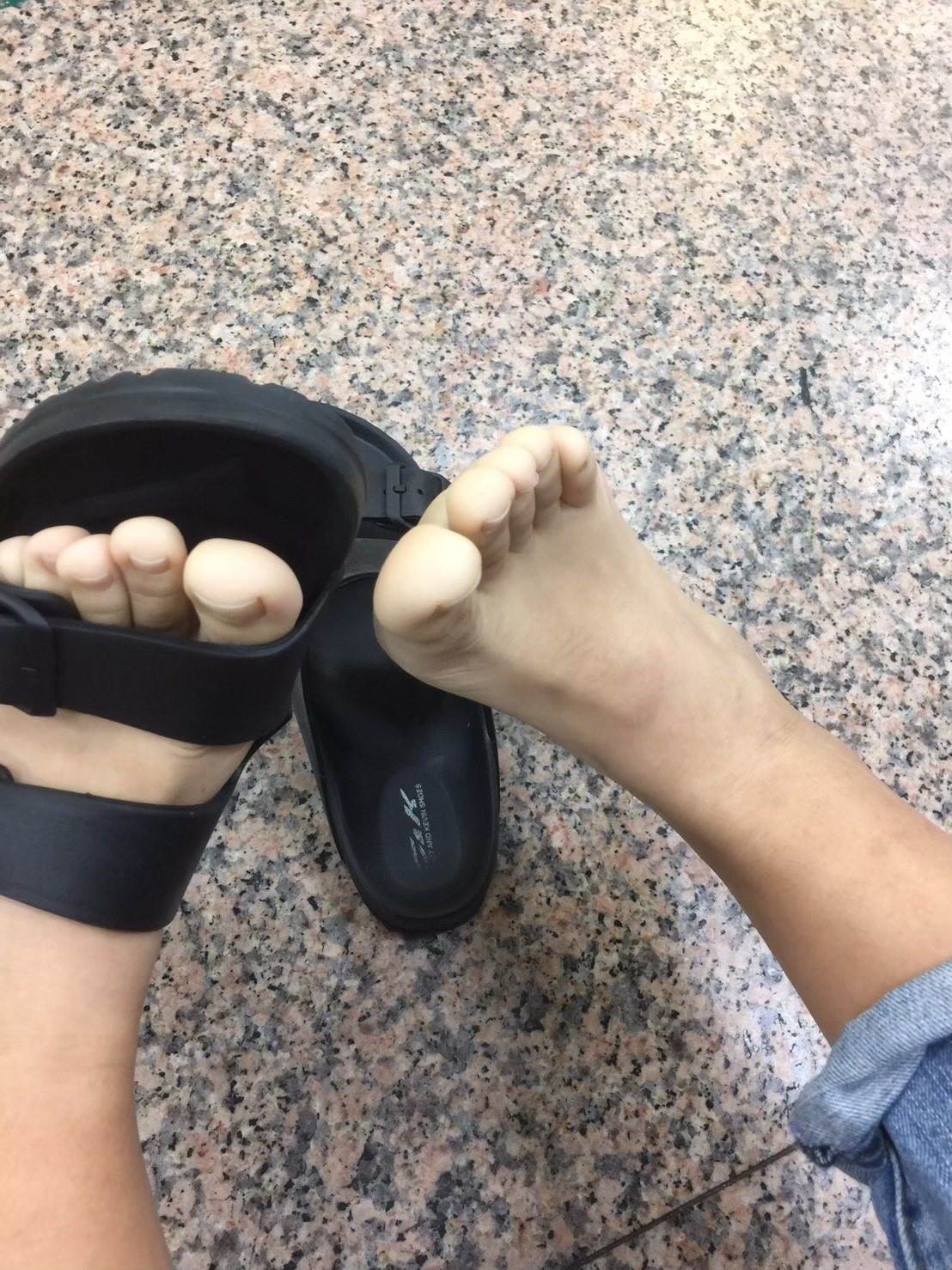 楊月娥女兒盧妍蓁腳趾毫無血色,是血癌徵兆。(圖/翻攝自楊月娥臉書)