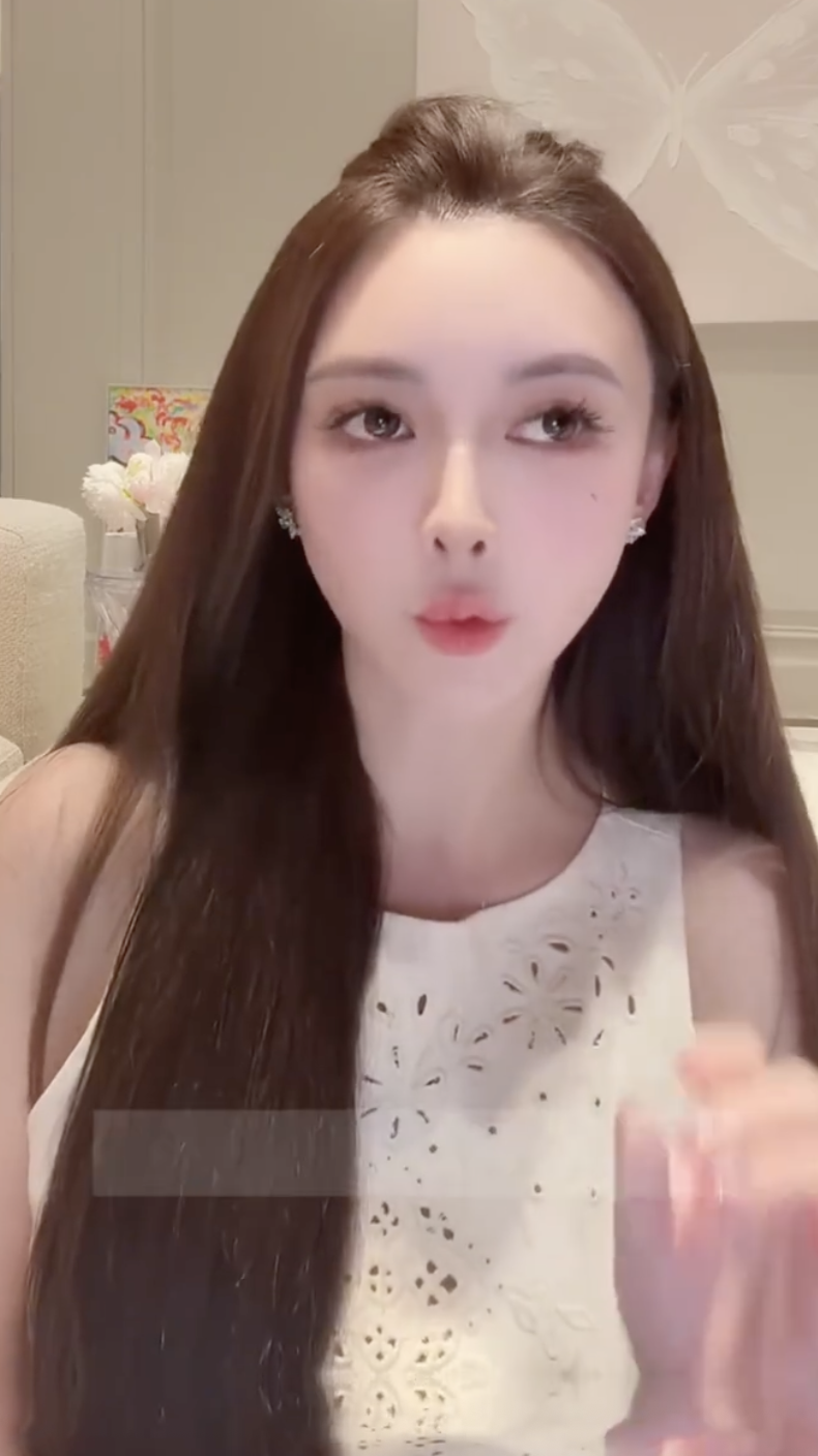 葉珂在直播中透露剛生下孩子。（圖／翻攝自微博）