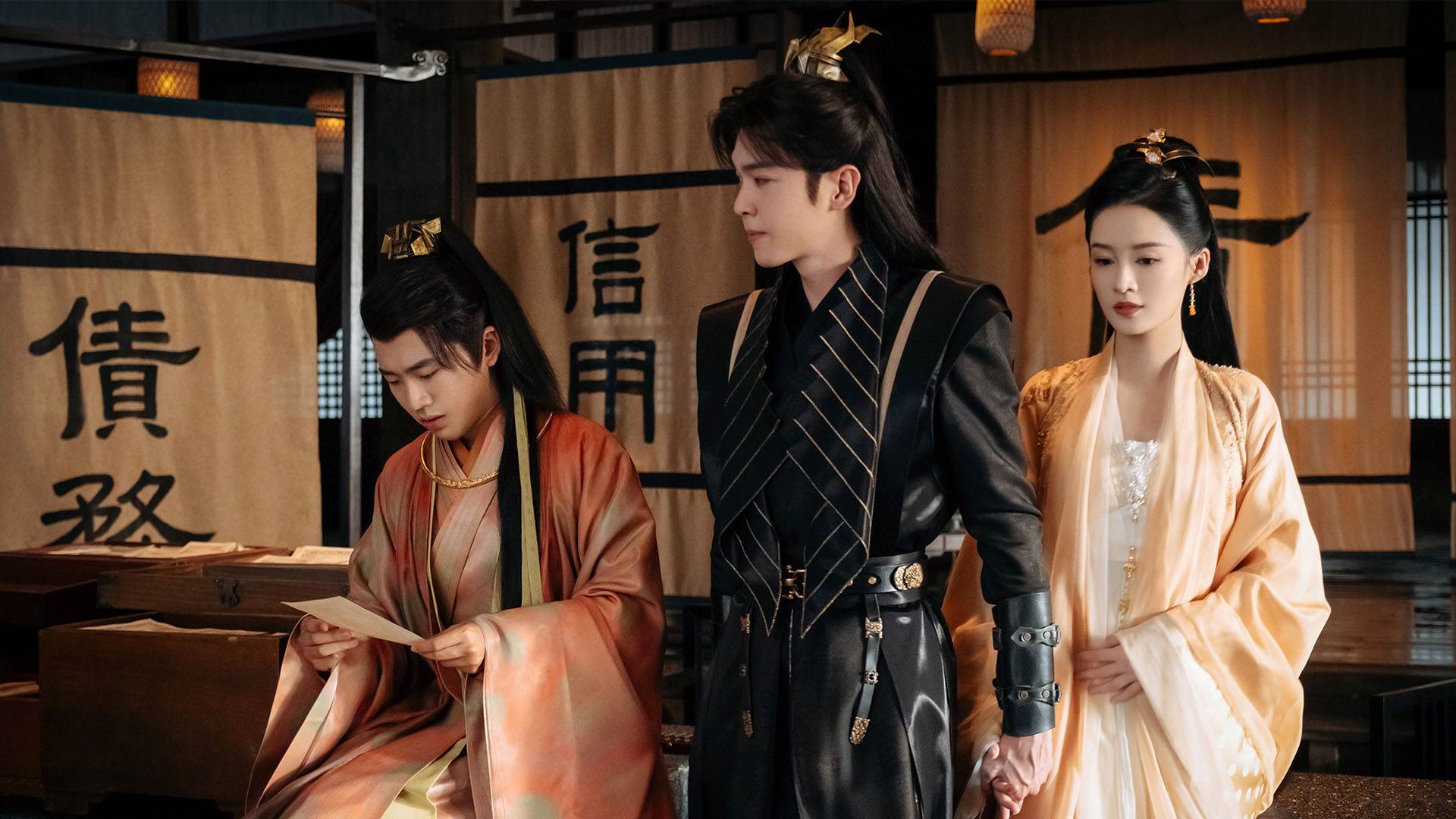郭麒麟（左起）《慶餘年2》為賺錢竟慫恿兄嫂張若昀、李沁離婚。（圖／中天娛樂台提供）