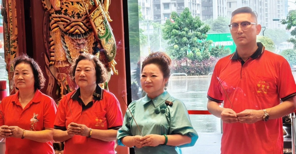 白冰冰(右二)《天知道》感恩之旅，首站來到賀聖宮，與宮主王美雲(左二)參拜玄天上帝。（圖／長興影視提供）