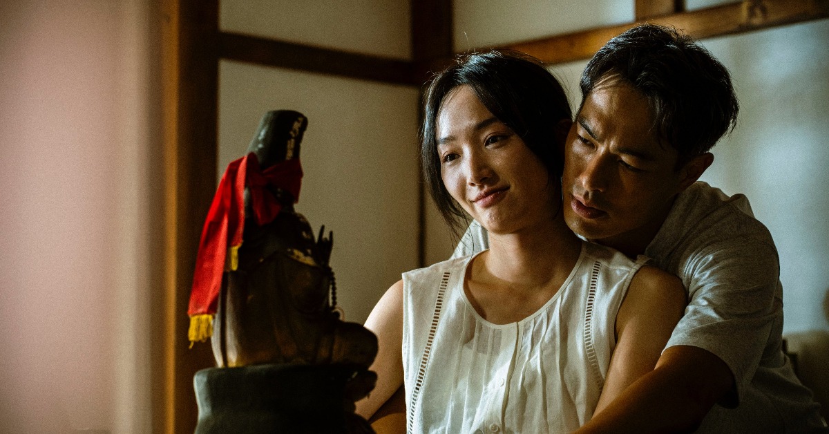 楊祐寧（右）與蔡思韵在《泥娃娃》飾演即將迎來新生命的夫妻，卻在家中出現一尊泥娃娃後接連發生無法解釋的怪事。（圖／天予電影提供）