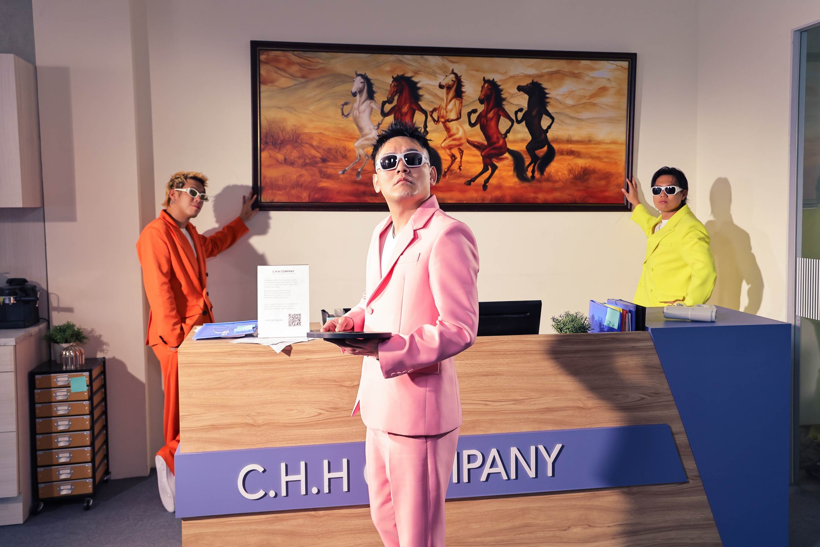 玖壹壹飾演<a href='https://star.ebc.net.tw/search/keyword?value=風水師' target='_blank'>風水師</a>，為Energy辦公室拍除疑難雜症。（圖／相信音樂提供）
