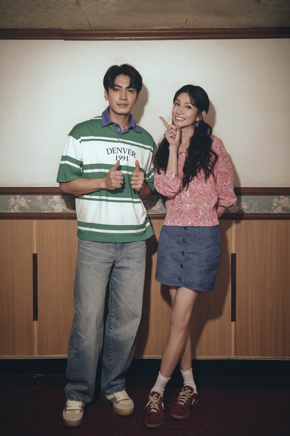 〈無法度按捺〉MV李千娜飾演賓館櫃台人員，與<a href='https://star.ebc.net.tw/search/keyword?value=宋柏緯' target='_blank'>宋柏緯</a>有青澀的愛戀與俏皮互動。（圖／環球音樂提供）