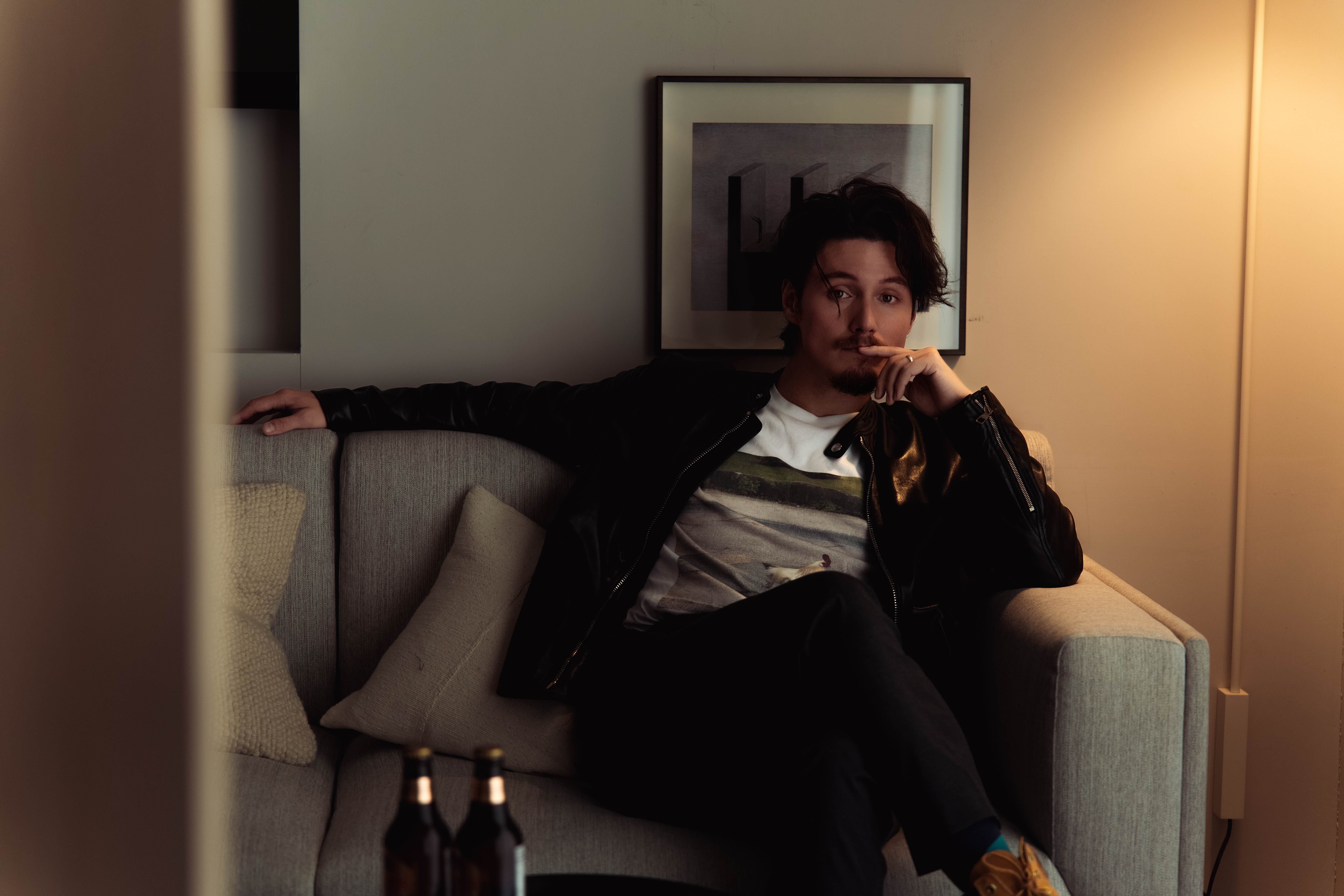 周厚安至今仍穿著父親在他18歲時送的黑色皮衣。（圖／IFCHIC 提供）