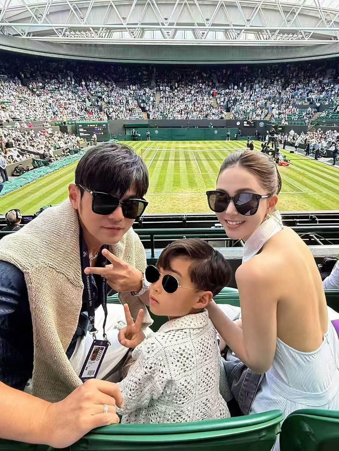 周杰倫、昆凌與7歲兒子Romeo一起看溫網比賽。（圖／翻攝自昆凌Instagram）