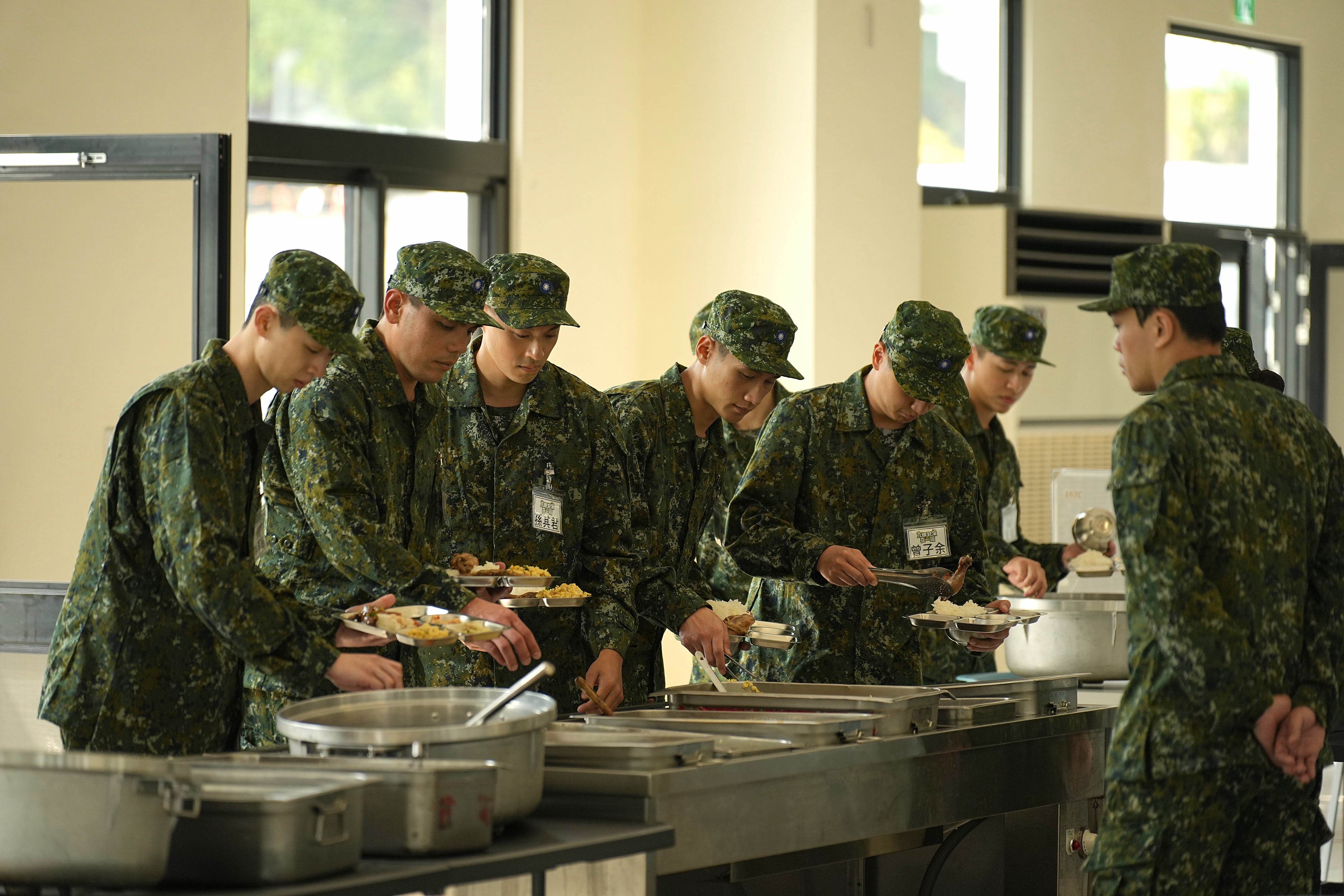 星兵們進入餐廳用餐。（圖／台視提供）