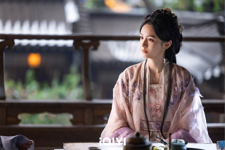 周也飾演何家長女「何晏」,替兄上戰場卻遭背叛。(圖/iQIYI愛奇藝國際版提供)