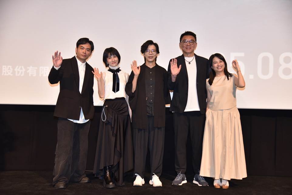 《零日攻擊》日本首映會,製作人鄭心媚(左起)、監製林錦昌、導演蘇奕瑄、連俞涵、楊大正。(圖/牽猴子提供)