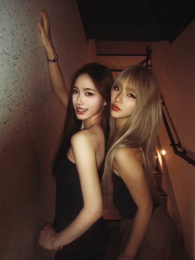 Lily和Elly性感合照，曬出後瞬間引發討論。（圖／翻攝自Lily IG）